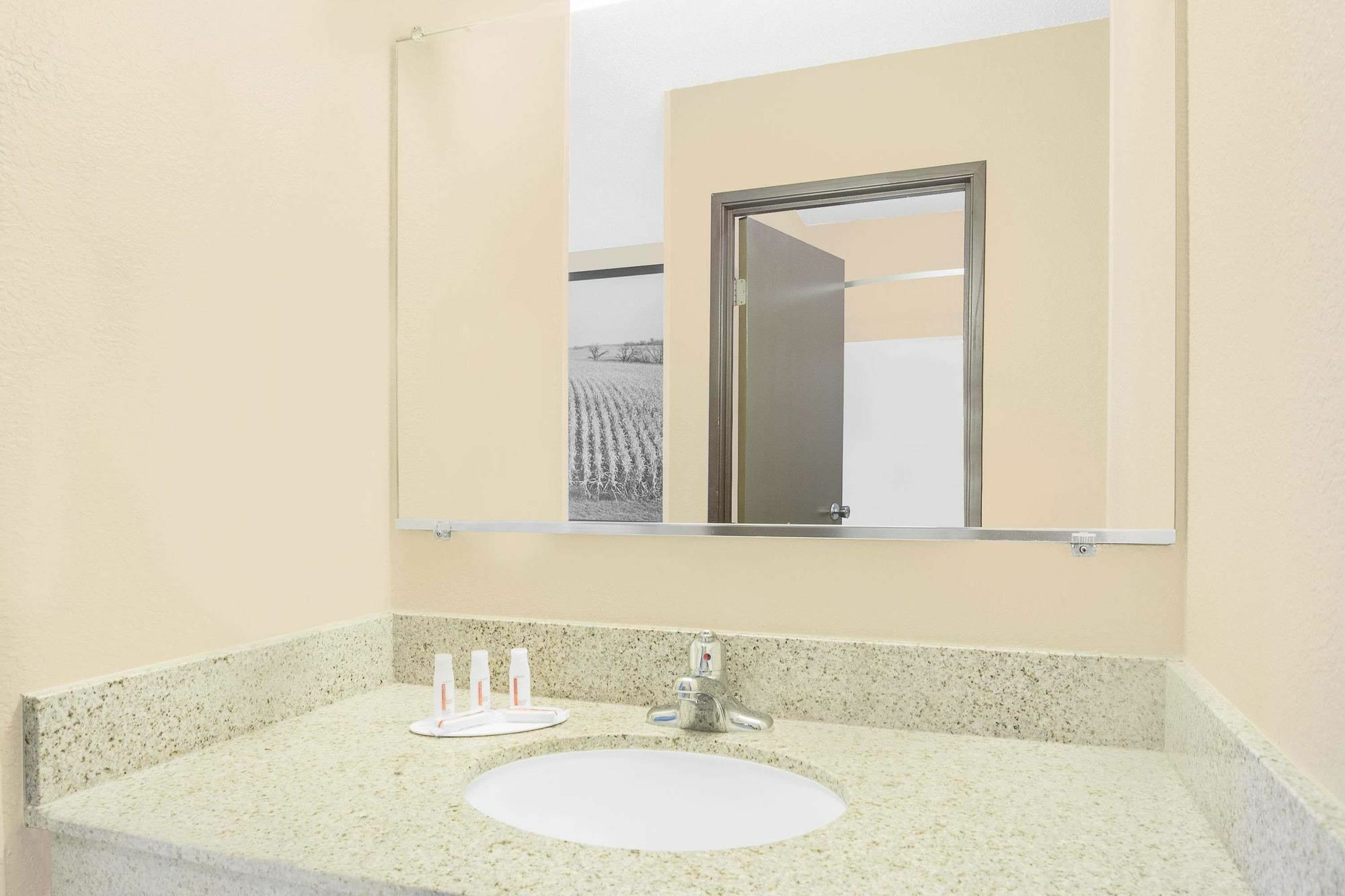 Boarders Inn & Suites By Cobblestone Hotels Waterloo Cedar Falls Zewnętrze zdjęcie